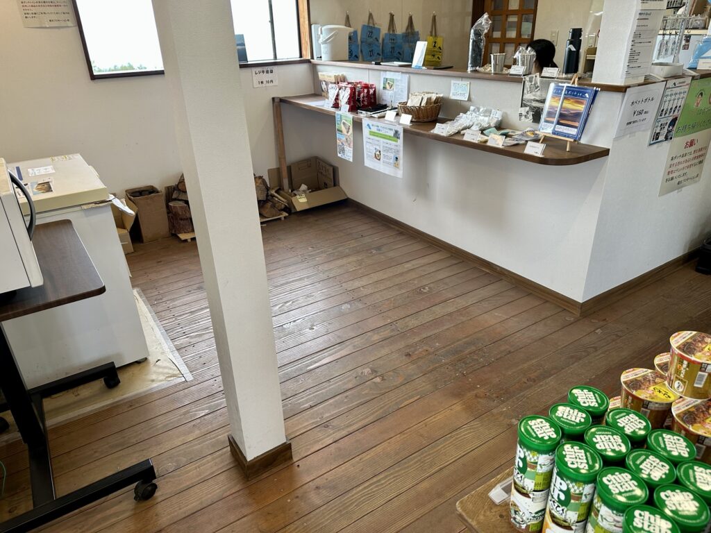 高ボッチ高原キャンプ場の売店全景。薪などの基本的なキャンプ用品は少なく、ゆるキャン△グッズや高ボッチ限定のコラボギアが販売されている