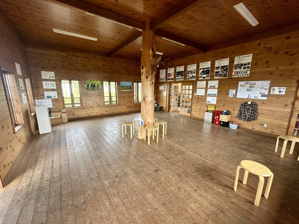 高ボッチ高原キャンプ場の避難小屋内部全景。悪天候時に利用できる広い空間で、防災グッズや飲料水も備えられている