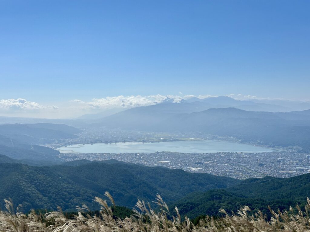 高ボッチ山頂から望む諏訪湖の絶景。標高1665mからの大パノラマで、晴れた日は湖と山々が一望できる